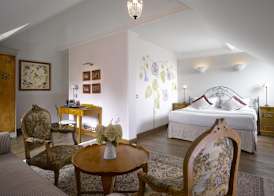 Chateau Mcely 2