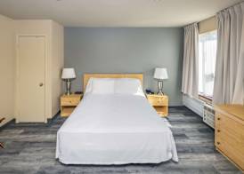 Econo Lodge 5