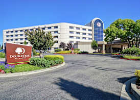 DoubleTree by Hilton Pleasanton at the Club 5