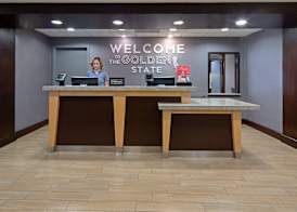 Hampton Inn Visalia 4