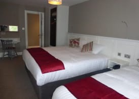 Ryan's Hotel 5