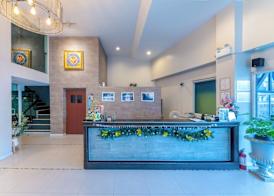 At Hua Lamphong Hotel 5