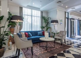 Queen's Court Hotel & Residence 3