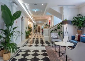 Queen's Court Hotel & Residence 2