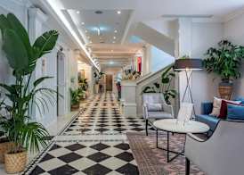 Queen's Court Hotel & Residence 2