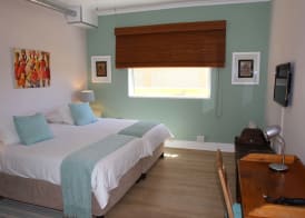 Dolphin Inn Guesthouse 3