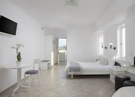 Iris Beach Hotel 4