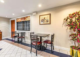 Econo Lodge Berea 5