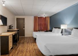 Econo Lodge Inn & Suites 4