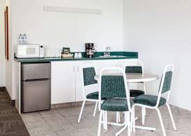 Super 8 by Wyndham Morden 3