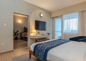 Comfort Inn & Suites 4