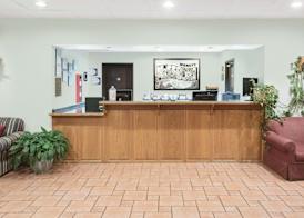 Super 8 by Wyndham Monett 2