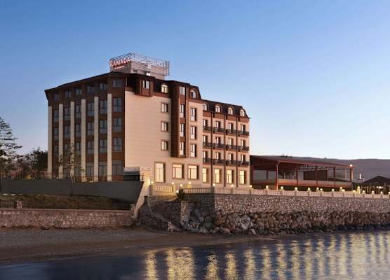 Ramada by Wyndham Van 1