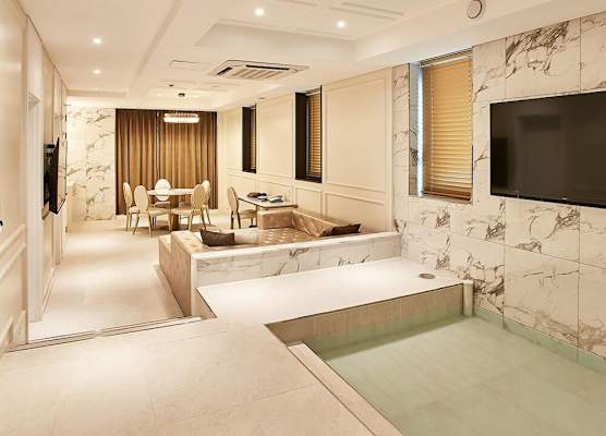 Hotel Wanted 1