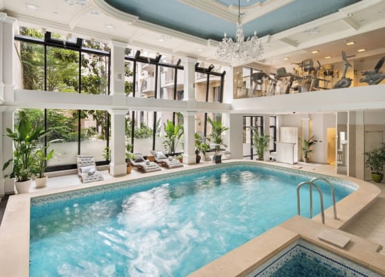 Queen's Court Hotel & Residence 1
