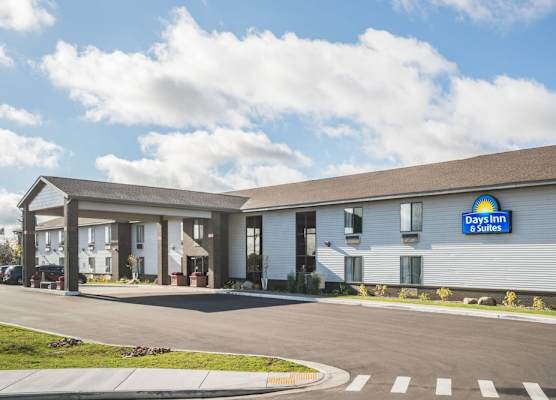 Days Inn & Suites by Wyndham Wausau 1