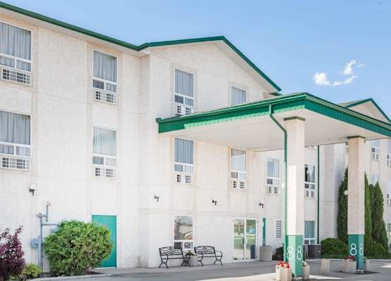 Super 8 by Wyndham Dauphin 1