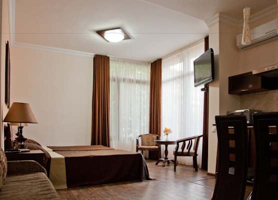 Hin Yerevantsi Hotel 1