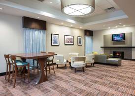 DoubleTree by Hilton Hotel Grand Rapids Airport 2