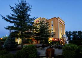 Hampton Inn & Suites Staten Island 2