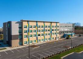 Tru by Hilton Naperville 2