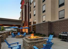Hampton Inn & Suites Pittsburgh/Harmarville 2