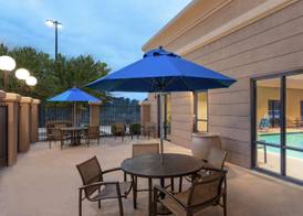Hampton Inn & Suites Pine Bluff 4