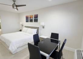 Diane Oceanfront Suites 3