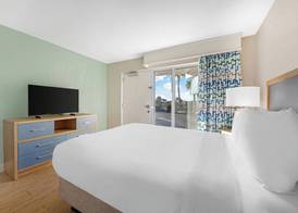 Dolphin Beach Club 4