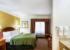 Quality Inn Suites Seaworld North 4