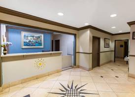Days Inn & Suites by Wyndham Webster NASA-ClearLake-Houston 5