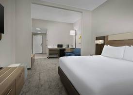 Holiday Inn Express & Suites GREENSBORO - AIRPORT AREA by IHG 4