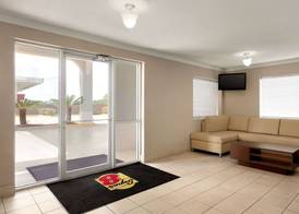 Super 8 by Wyndham Lake Charles Northeast 3
