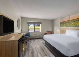 Days Inn & Suites by Wyndham Kansas City South 4
