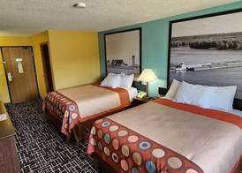 Super 8 by Wyndham Dyersville 4
