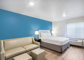 WoodSpring Suites Chicago Addison 5