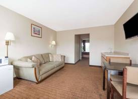 Howard Johnson by Wyndham Springfield 5