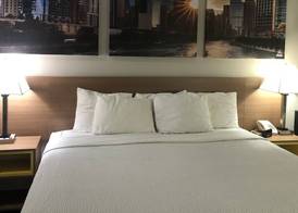 Days Inn & Suites by Wyndham Romeoville 3