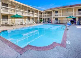 Townhouse Garden Inn & Suites San Antonio I 35 5