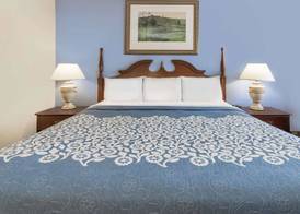 Days Inn by Wyndham Plymouth 4