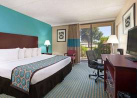Howard Johnson by Wyndham Arlington Ballpark / Six Flags 5