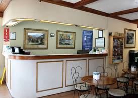 Econo Lodge Inn & Suites on the River 2