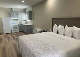 Red Roof Inn PLUS + Galveston - Beachfront 5