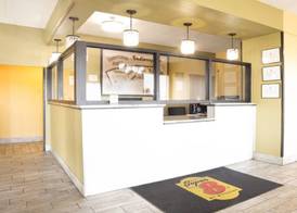 Super 8 by Wyndham Indianapolis South 4