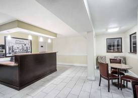 Super 8 by Wyndham Dandridge 3