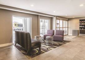 La Quinta Inn & Suites by Wyndham Cleveland - Airport North 4