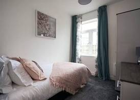 Near Old Trafford - Parking - WiFi - Sleeps 5 5