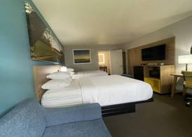 Days Inn & Suites by Wyndham York 5