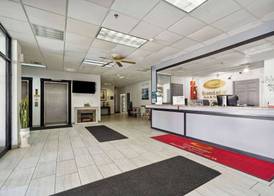 Econo Lodge Inn & Suites Waterloo Downtown 2