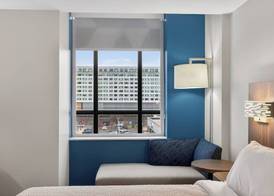 Holiday Inn Express & Suites Chicago West - Oak Park by IHG 4